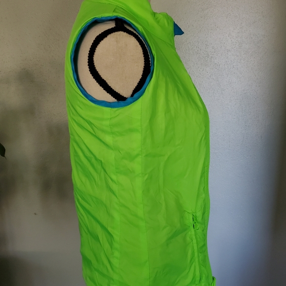 Layer 8 reversible and packable vest - Picture 8 of 9